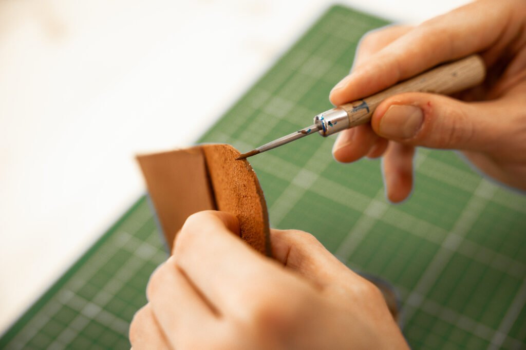 Atelier d'initiation à la maroquinerie fabriquer sac DIY porte monnaie petite maroquinerie cuir